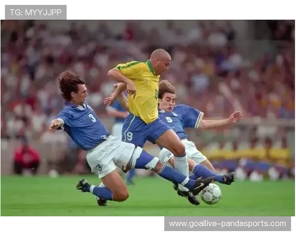 足球巨星告别赛场，歌声送别传奇岁月与辉煌时光