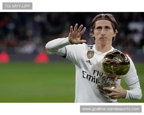 足球球星摸头动作背后的深层含义与情感表达分析